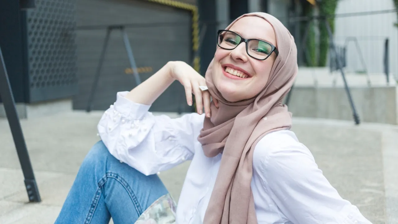 Style Hijab Kemeja Putih dan Jeans: Simpel, Chic, dan Cocok untuk Segala Acara