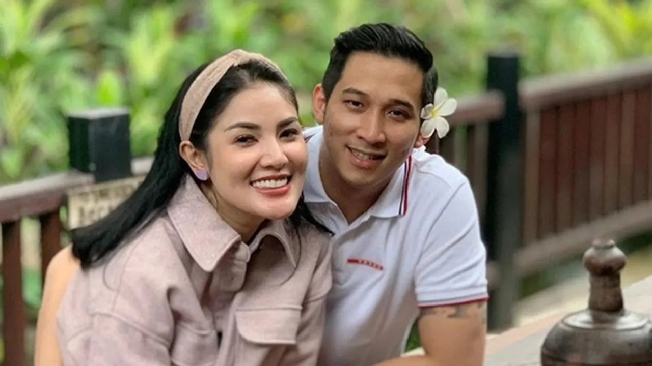 Suami Nindy Dinyatakan Positif Covid-19, Kini Dirawat di Rumah Sakit Suami Nindy Dinyatakan Positif Covid-19, Kini Dirawat di Rumah Sakit
