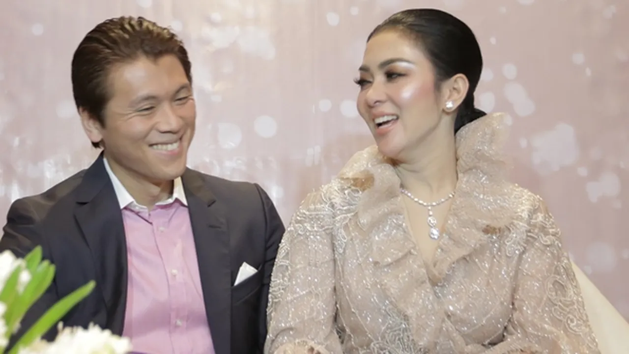 Suapi Reino Barack Dengan Mie Bertabur Cabe, Syahrini: Oishi Ne?