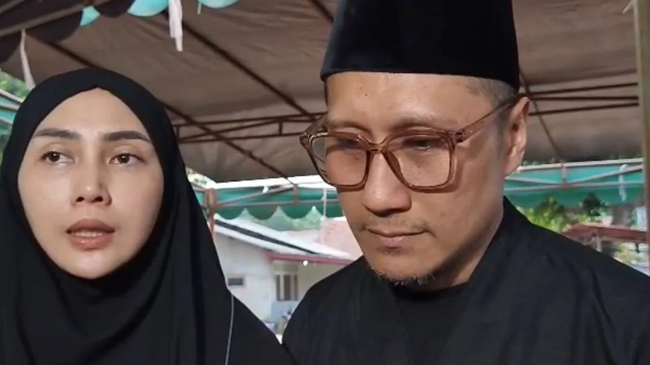 Suara Arie Untung Bergetar Saat Azankan Sang Ayah