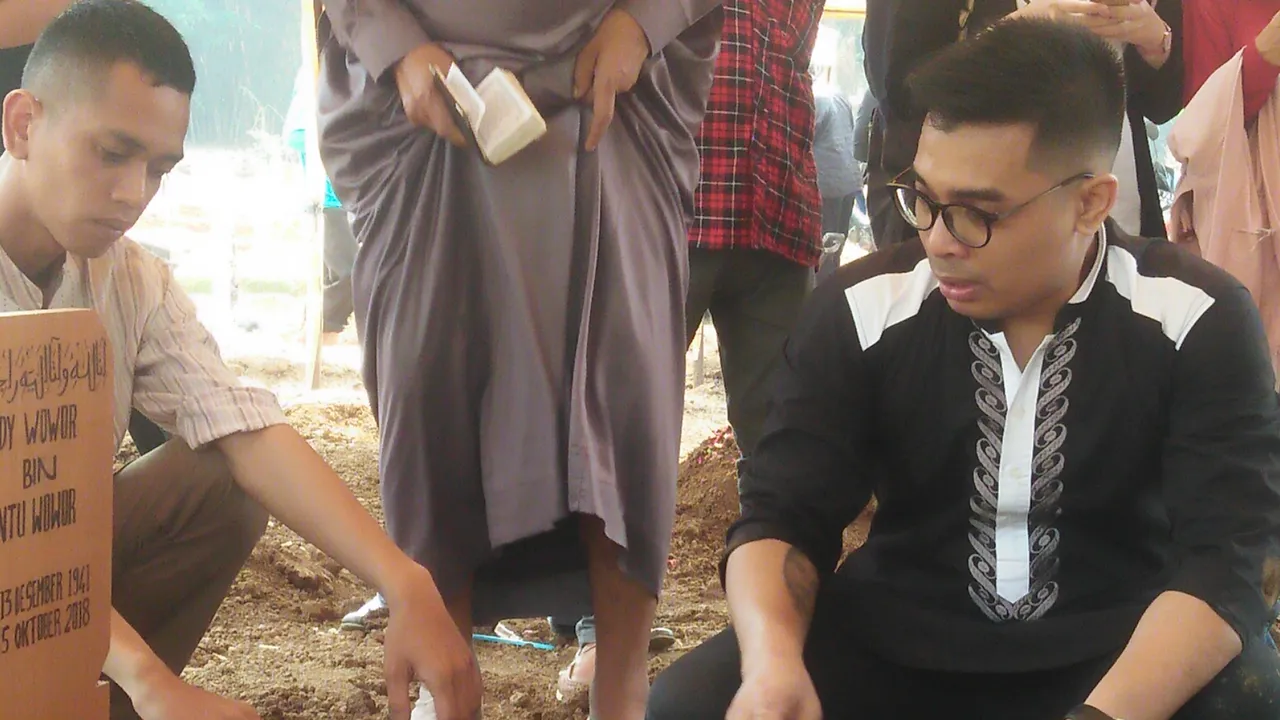 Suasana Haru Pemakaman Rudy Wowor, Sang Anak Lantunkan Adzan Suasana Haru Pemakaman Rudy Wowor, Sang Anak Lantunkan Adzan