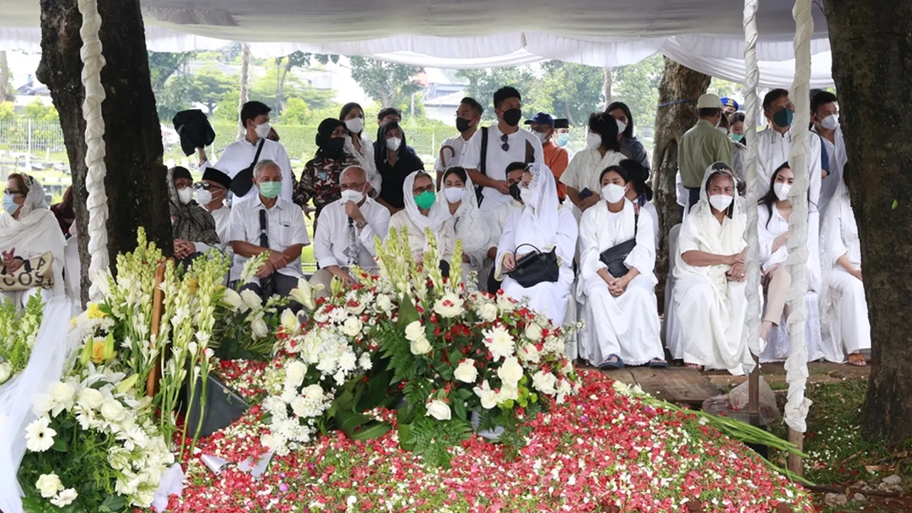 Suasana Pemakaman Mertua Dian Sastrowardoyo