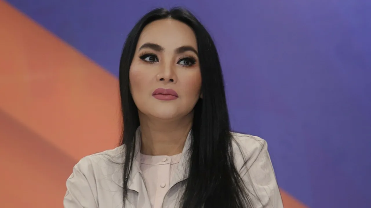 Sudah Anggap Anak, Dewi Gita Menangisi Gisel Ceraikan Gading
