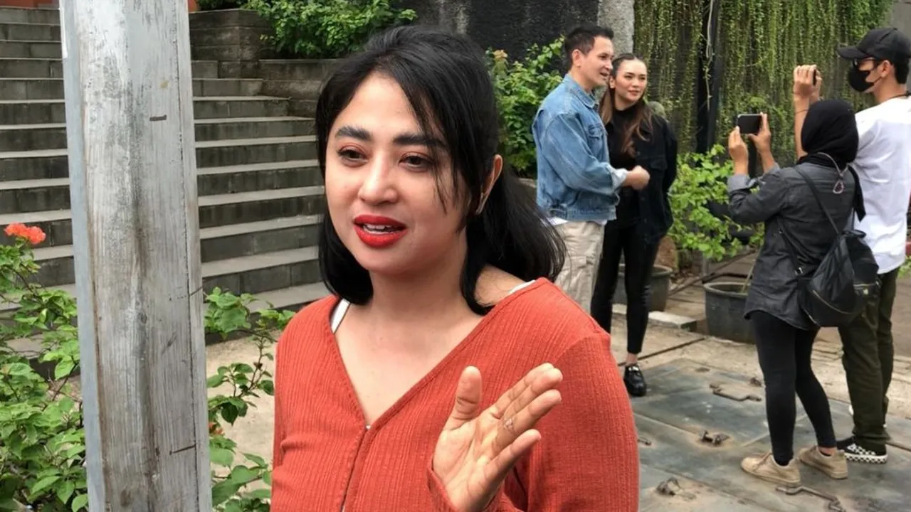 Sudah Dilamar Duda Anak Dua, Dewi Perssik Mengaku Tak Trauma Nikah Lagi