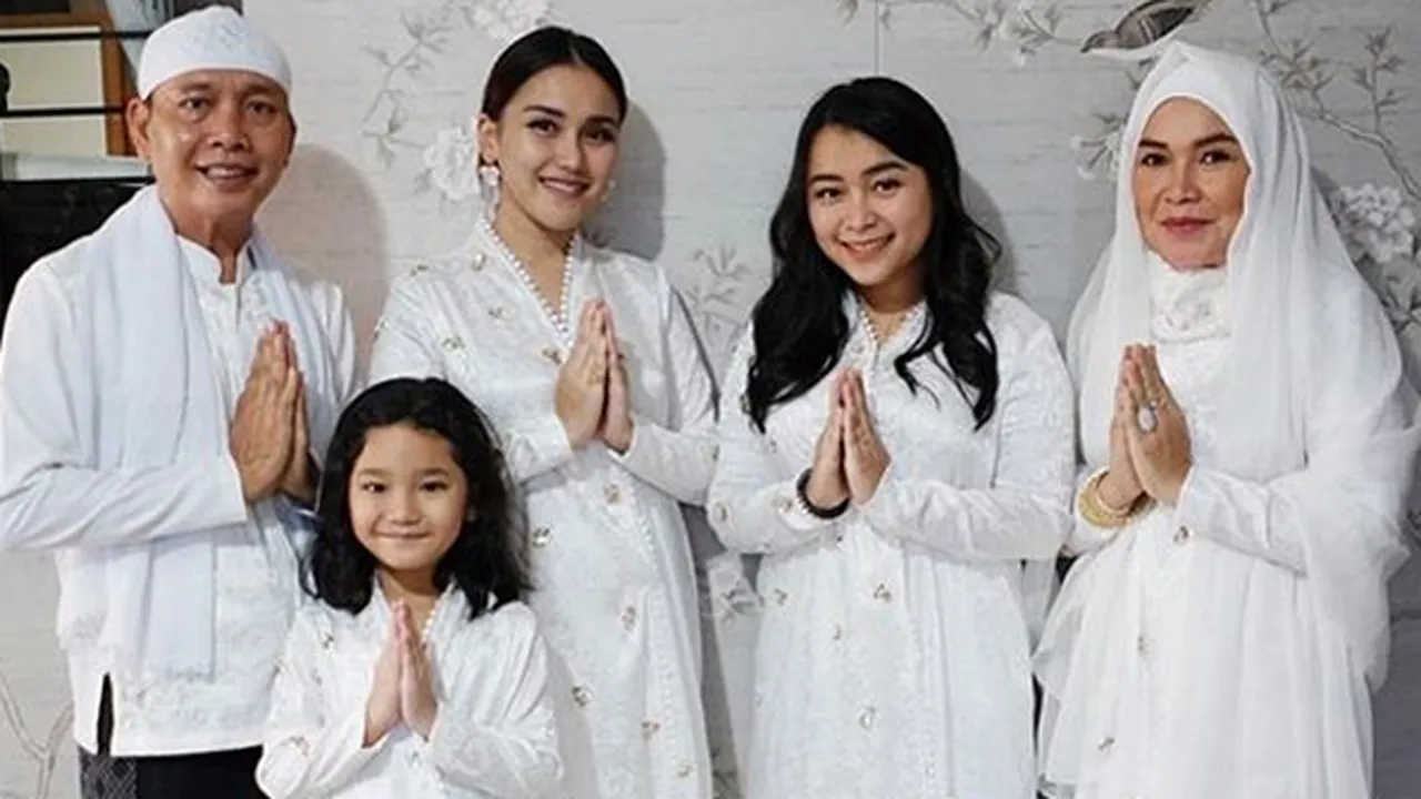 Sudah Tajir Melintir, Ayah dan Ibu Ayu Ting Ting Masih Tidur di Karpet Depan TV