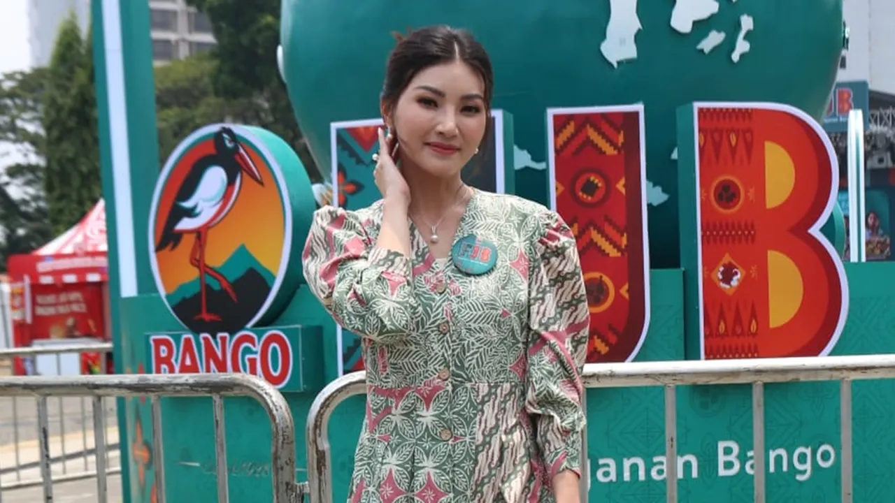 Suka Kulineran, Sarwendah Cuek Jajan di Pinggir Jalan