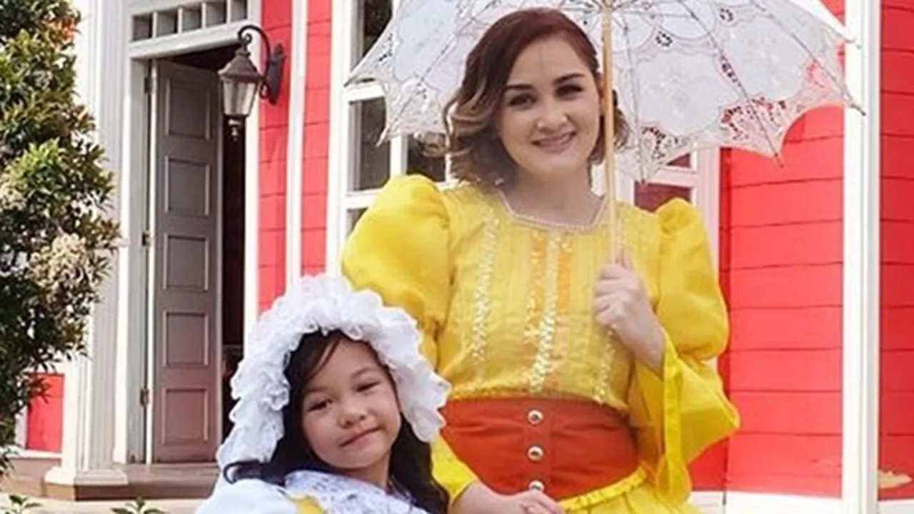 Suka Nonton Drakor Bareng Suami, Mona Ratuliu Sempat Diprotes Anak