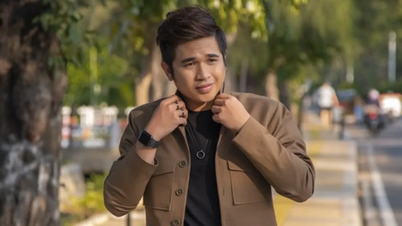 Sukses di Single Perdana, Azmi Percaya Diri Siapkan Karya Selanjutnya Sukses di Single Perdana, Azmi Percaya Diri Siapkan Karya Selanjutnya