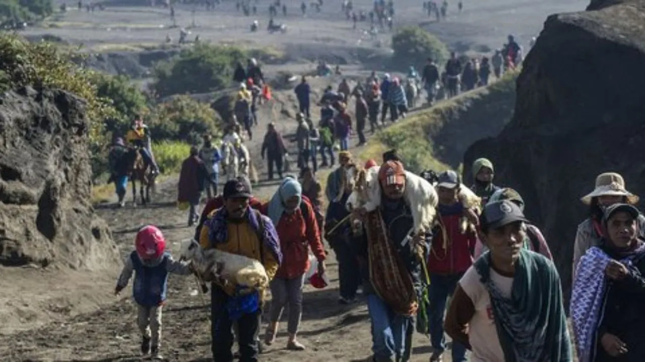 Suku Tengger Gelar Upacara Ritual Hari Raya Yadnya Kasada 2023, Seluruh Kegiatan Wisata di Bromo Ditutup