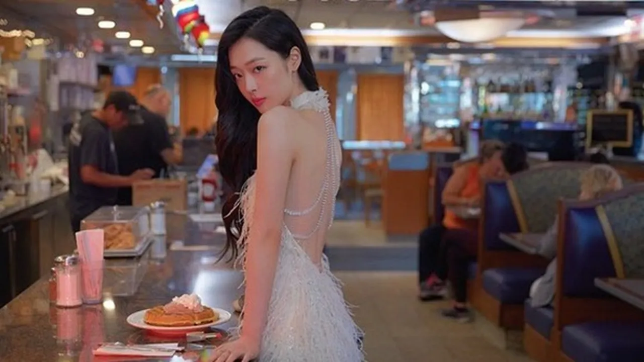 Sulli Posting Foto Pesta 'Liar' Hingga Pamer Ketek, Ini Komentar Psikiater