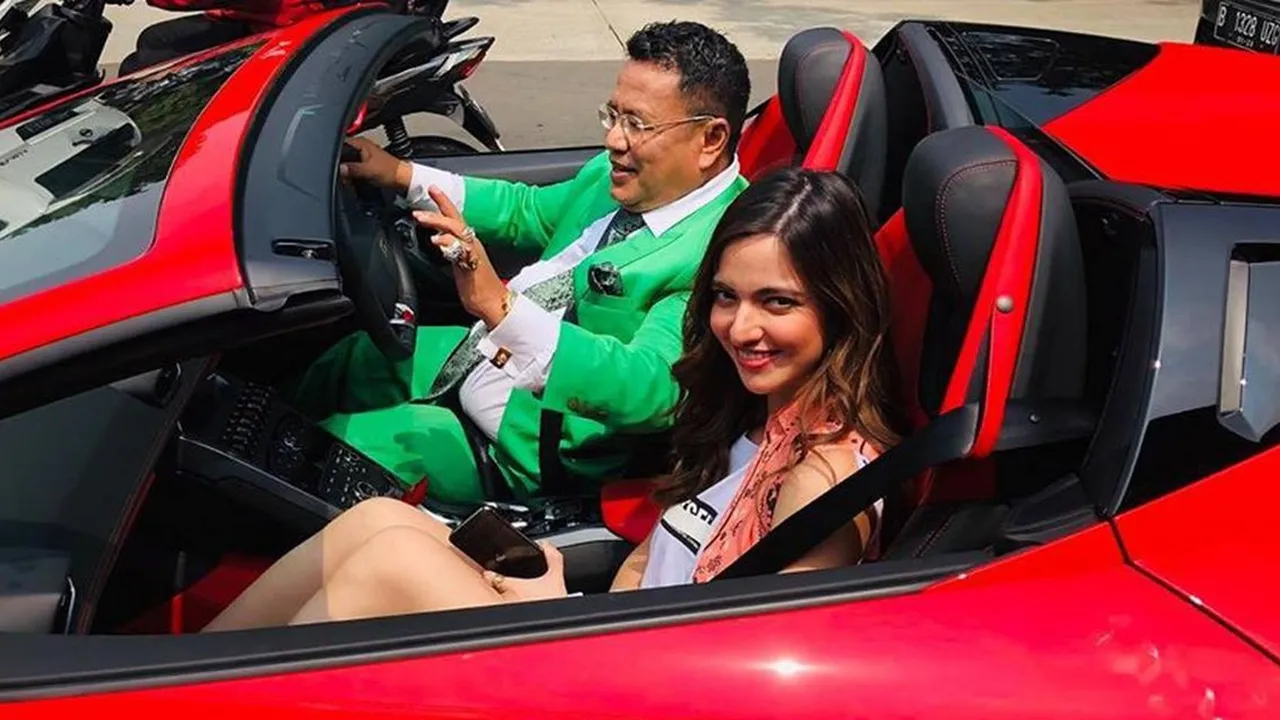 Sultan Abis! Hotman Paris & Nia Ramadhani Beli Bakmi Pakai Lamborghini 8 Miliar Sultan Abis! Hotman Paris & Nia Ramadhani Beli Bakmi Pakai Lamborghini 8 Miliar