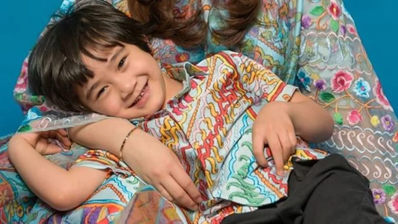 Super Gemas! Momen Rafathar Cium Baby Zayn Adik Sepupunya