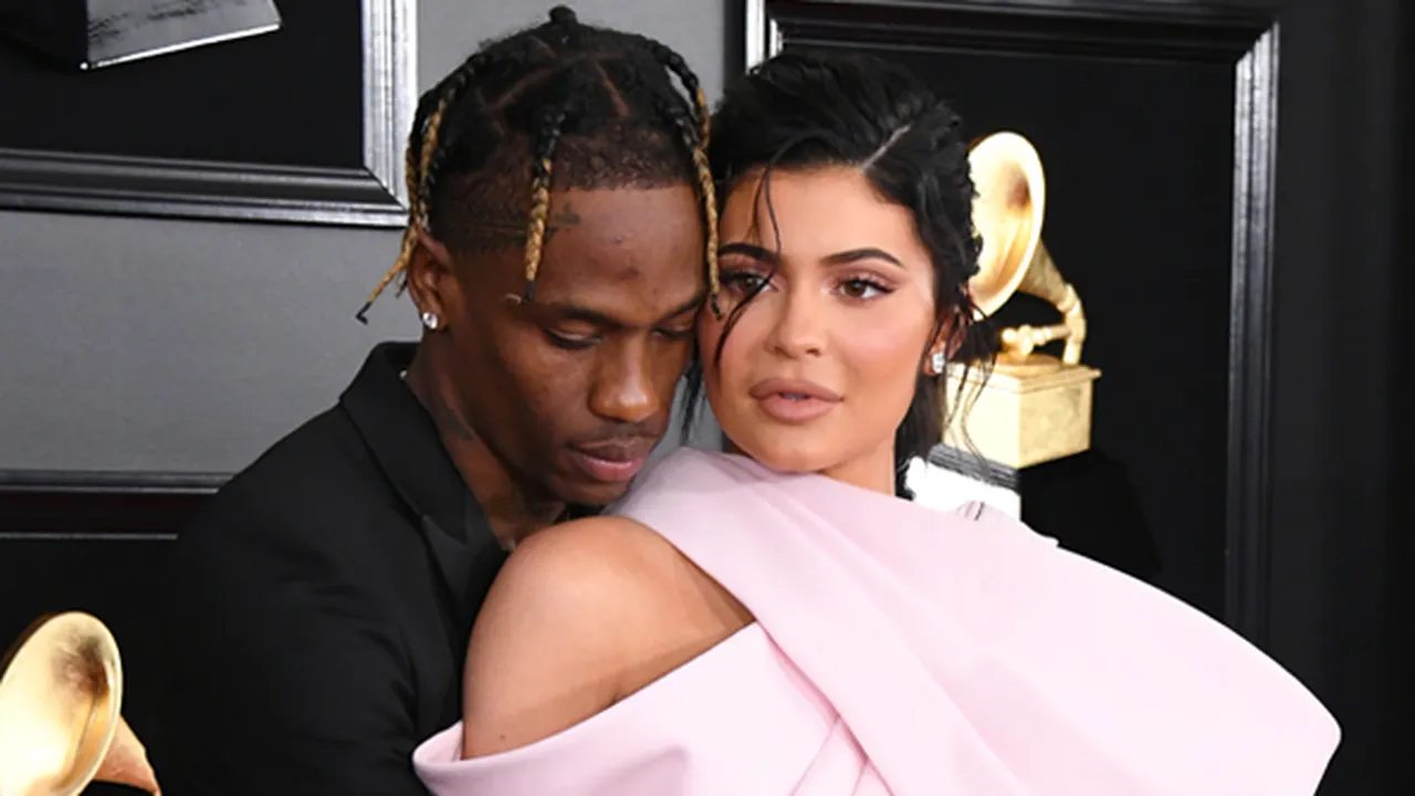 Surprise Valentine Travis Scott untuk Kylie Jenner, Romantis & Penuh Cinta! Surprise Valentine Travis Scott untuk Kylie Jenner, Romantis & Penuh Cinta!