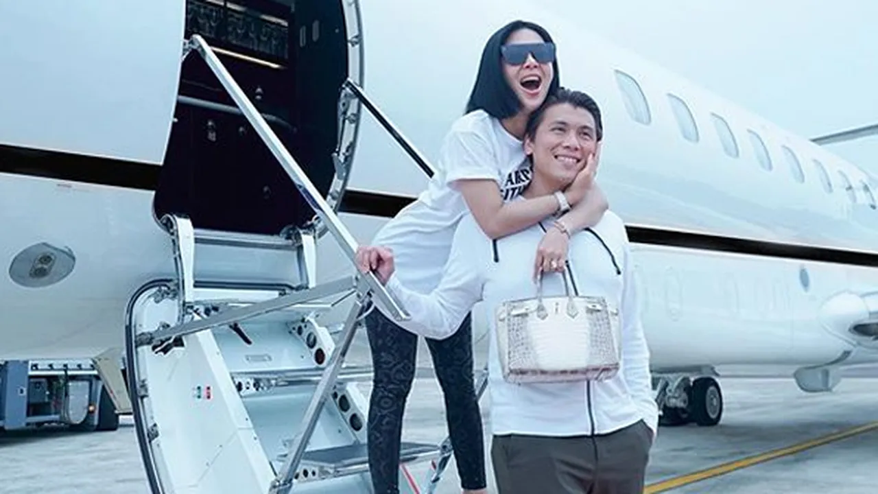 Syahrini Bawa Tas Hermes di Jet Pribadi, Harganya Tembus Miliaran! Syahrini Bawa Tas Hermes di Jet Pribadi, Harganya Tembus Miliaran!