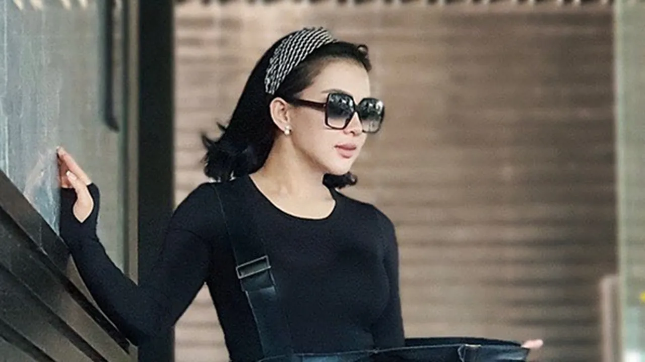 Syahrini Dapat Sepatu Mewah Berdesain Khusus Dirinya, Intip Yuk!