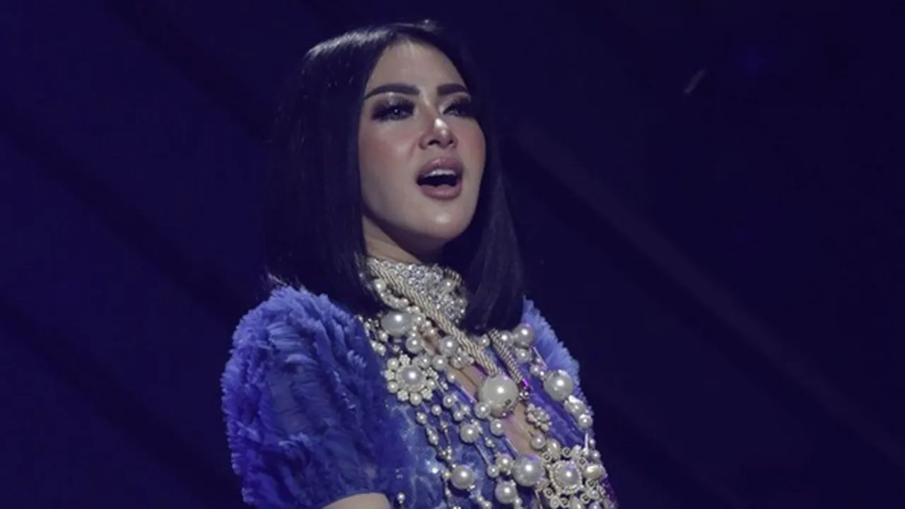 Syahrini Minta Saran Ustaz Abdul Somad Jika Dilarang Calon Suami Berhijab