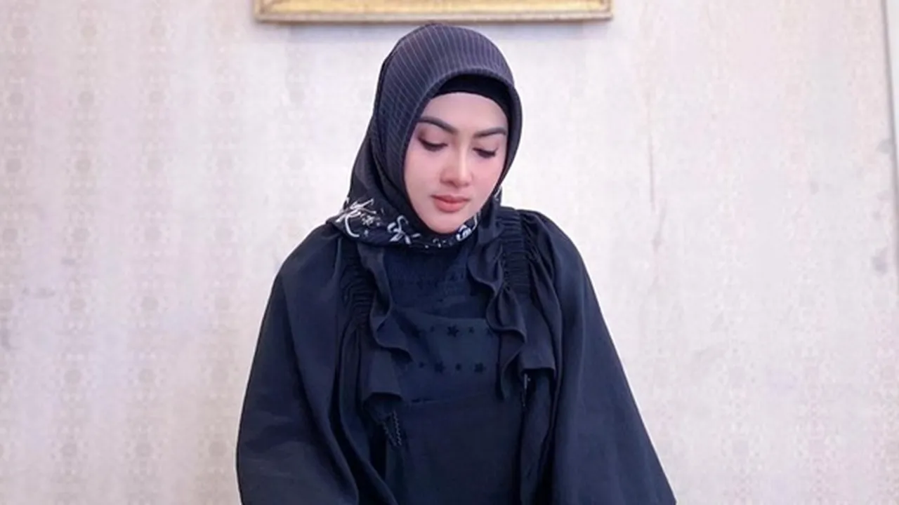 Syahrini Sudah Khatam Alquran Selama Ramadan Tahun Ini, Semakin Cantik dan Religius Syahrini Sudah Khatam Alquran Selama Ramadan Tahun Ini, Semakin Cantik dan Religius