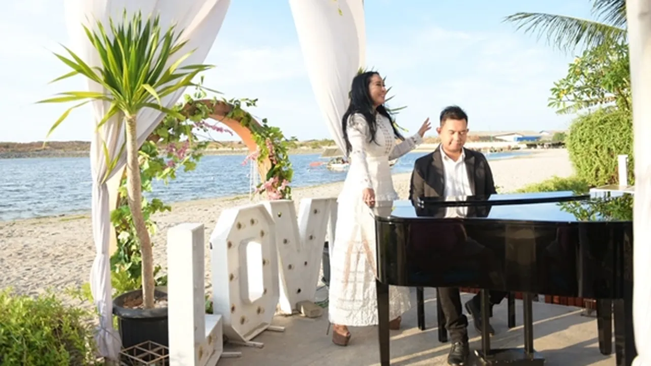 Syuting Video Klip, Ratu Meta dan Andi Merpati Pamer Keromantisan di Tepi Pantai