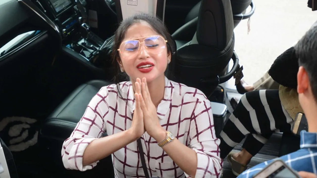 Tak Bisa Penuhi Panggilan, Pengacara Dewi Perssik Ajukan Penundaan Pemeriksaan Tak Bisa Penuhi Panggilan, Pengacara Dewi Perssik Ajukan Penundaan Pemeriksaan