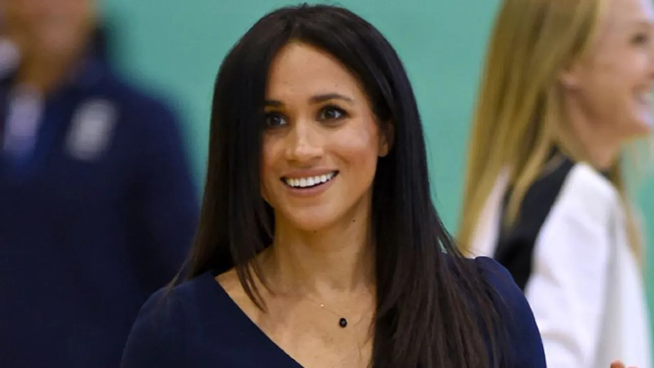 Tak Ditemani Pangeran Harry, Meghan Markle Dandan Cantik & Anggun