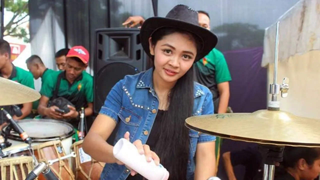 Tak Hanya Bedak, Barang Ini Wajib Dibawa Epep New Kendedes Saat di Panggung