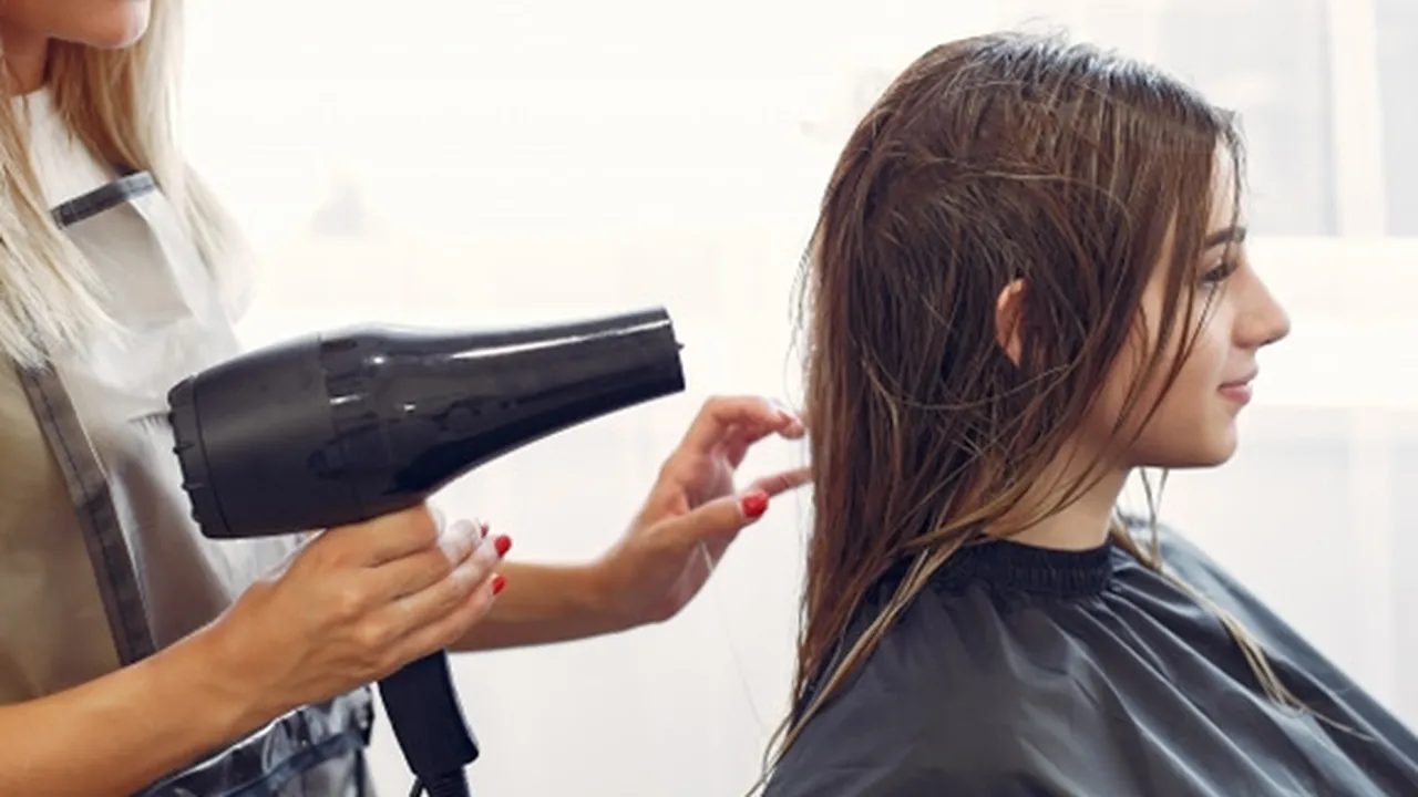 7 Dampak Buruk Sering Memakai Hair Dryer, Tak Hanya Buat Rambut Kering