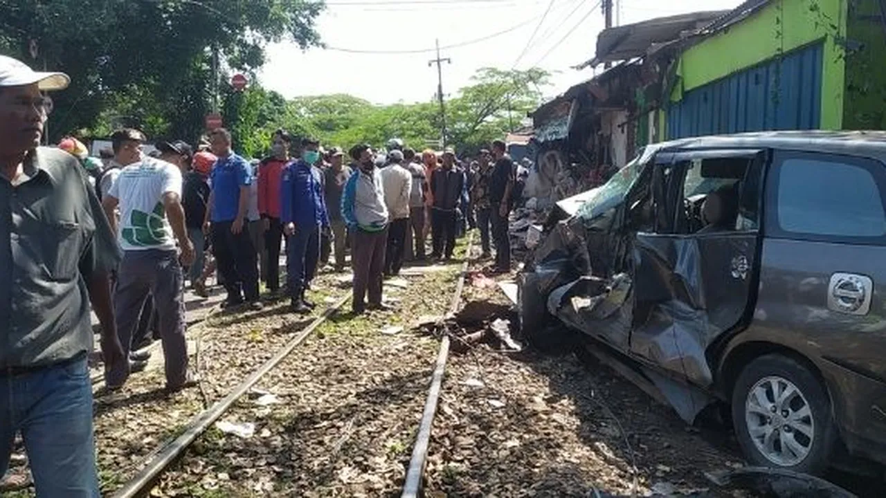 Tak Lihat KA Lewat, Mobil Inova Tertabrak KA Tangki Pertamina