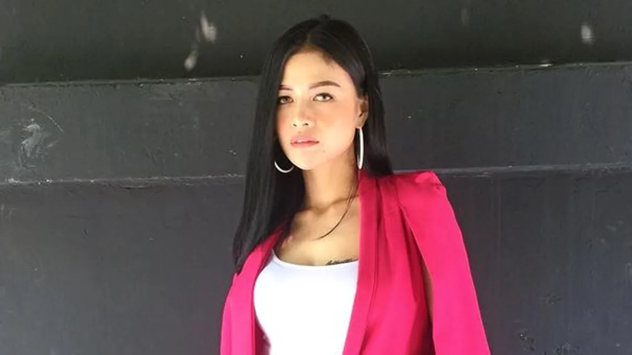 Tak Pernah Terekspos, Hesty Klepek Klepek Ungkap Sosok Suami yang Beda Usia 15 Tahun Tak Pernah Terekspos, Hesty Klepek Klepek Ungkap Sosok Suami yang Beda Usia 15 Tahun