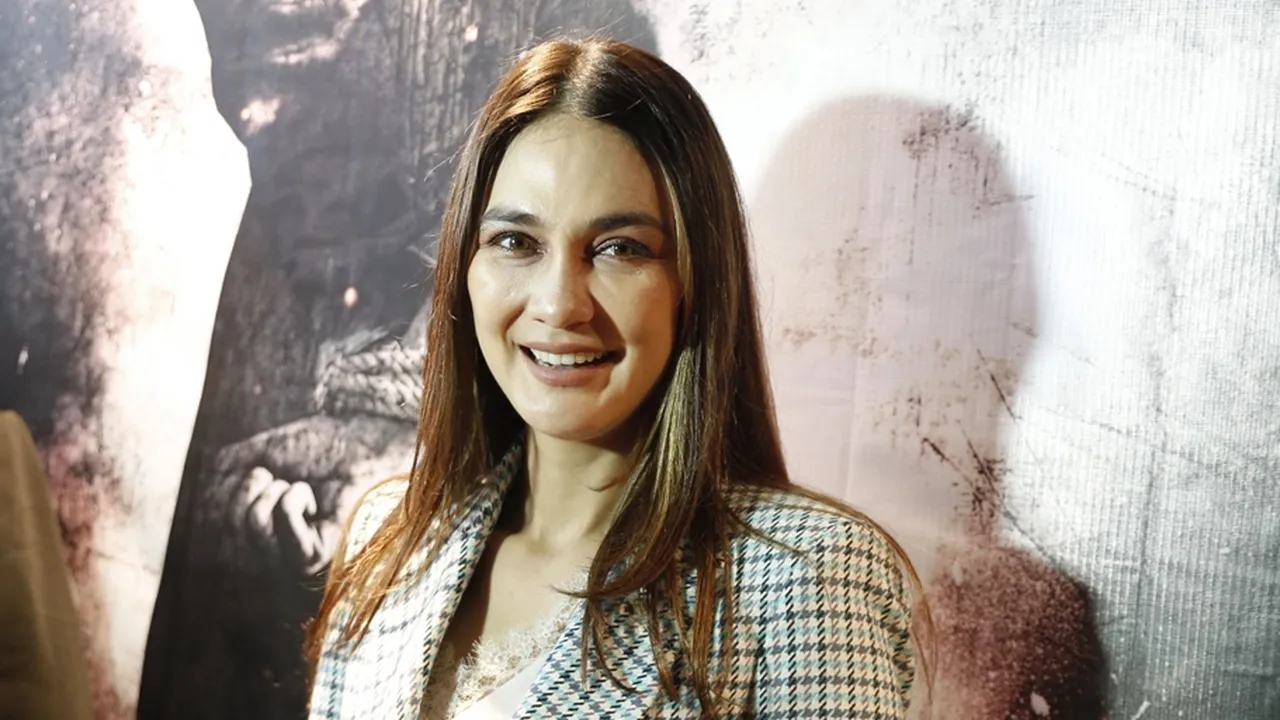 Tak Tahu Kakinya Patah, Luna Maya Nekat Gowes dan Joget-Joget
