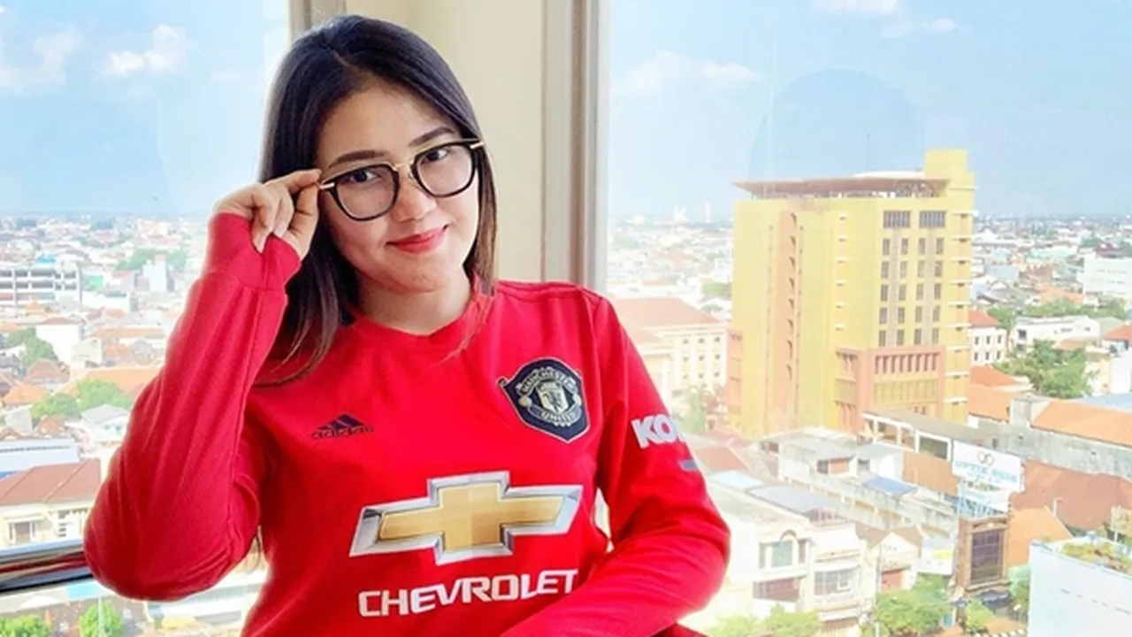 Takut Jarum, Lucunya Ekspresi Via Vallen Saat Harus Disuntik di Singapura