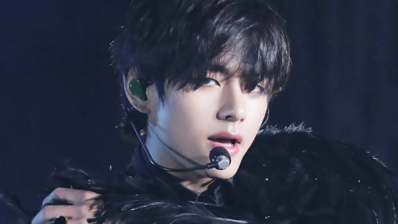Tampil Bak Angsa Hitam, V BTS Tuai Banyak Pujian