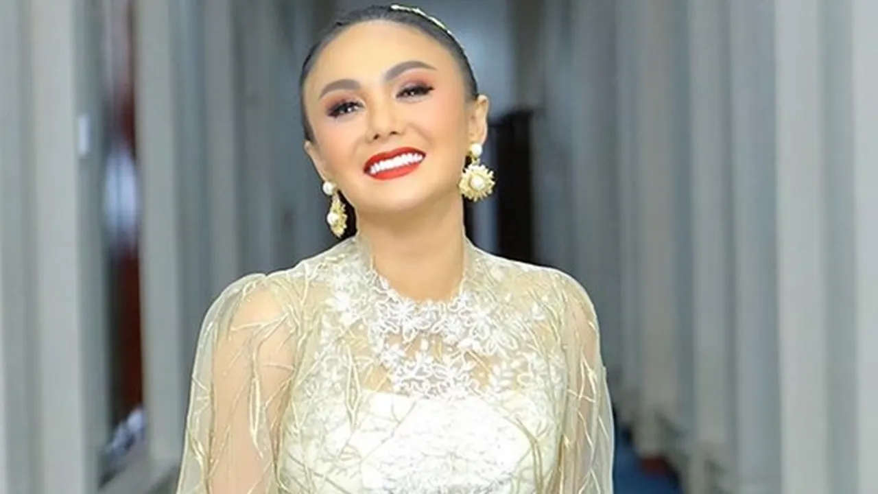 Tampil Cantik Berkebaya, Yuni Shara Berharap Semua Diberi Kesehatan