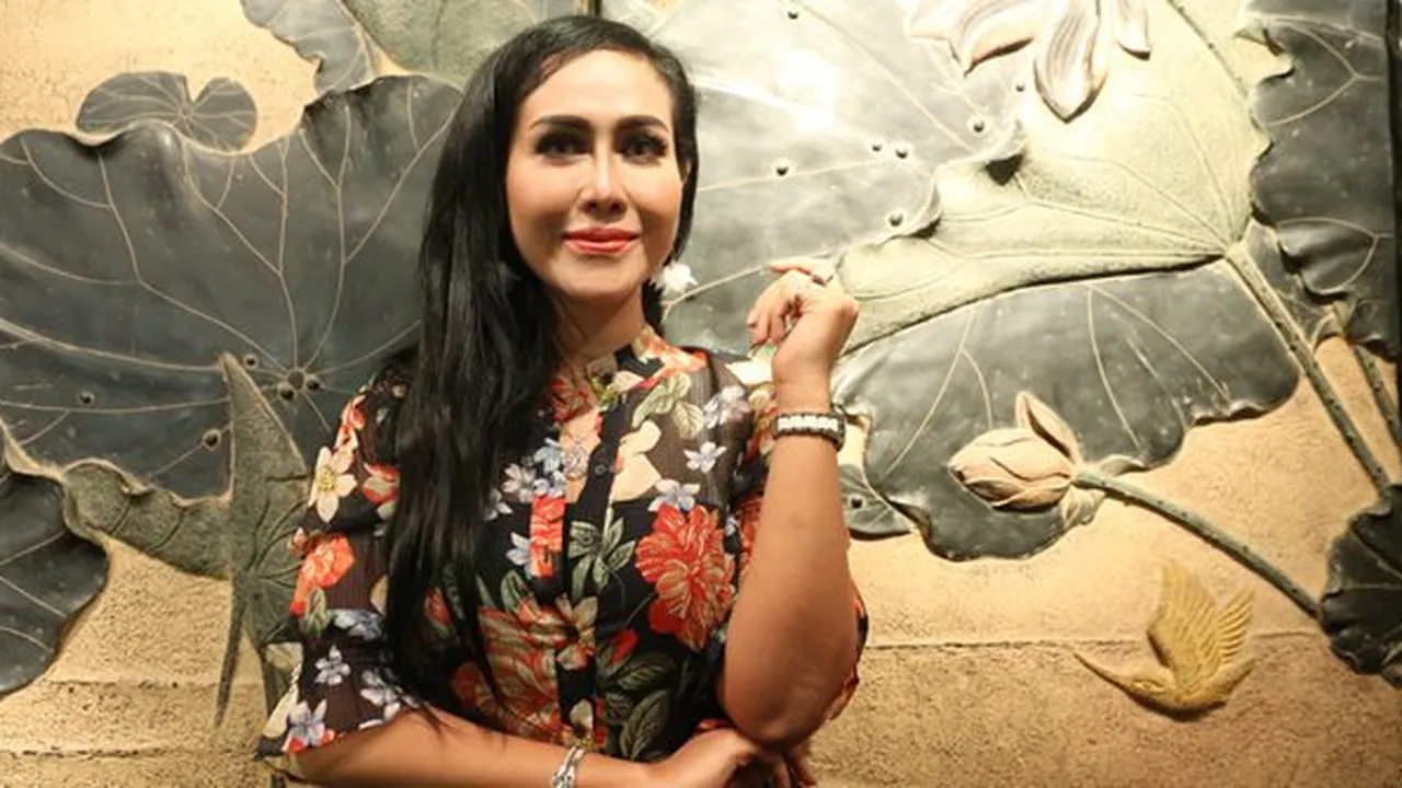 Tampil Cantik dengan Riasan dan Kebaya Putih, Pedangdut Ratu Meta Resmi Menikah?