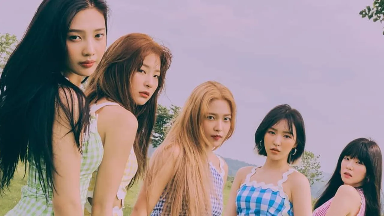 Tampil Cantik di Comeback Terbaru, Red Velvet Dituduh Jiplak Busana Desainer Ini!
