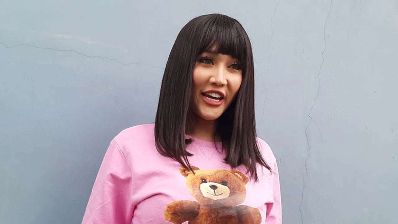 Tampil Cetar, Lucinta Luna Jadi Sorotan Saat Hadiri Dinner 'Bangsawan'