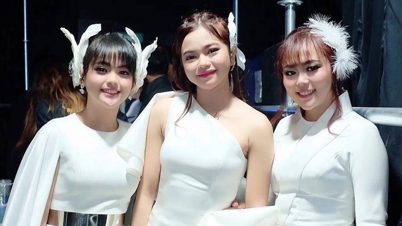 Tampil Dengan Busana Serba Putih, Selfi, Rara dan Putri Bak Bidadari