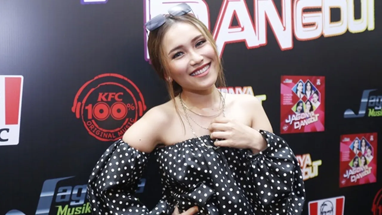 Tampil Dengan Rambut Keriting dan Soflens Biru, Ayu Ting Ting Dibanjiri Pujian