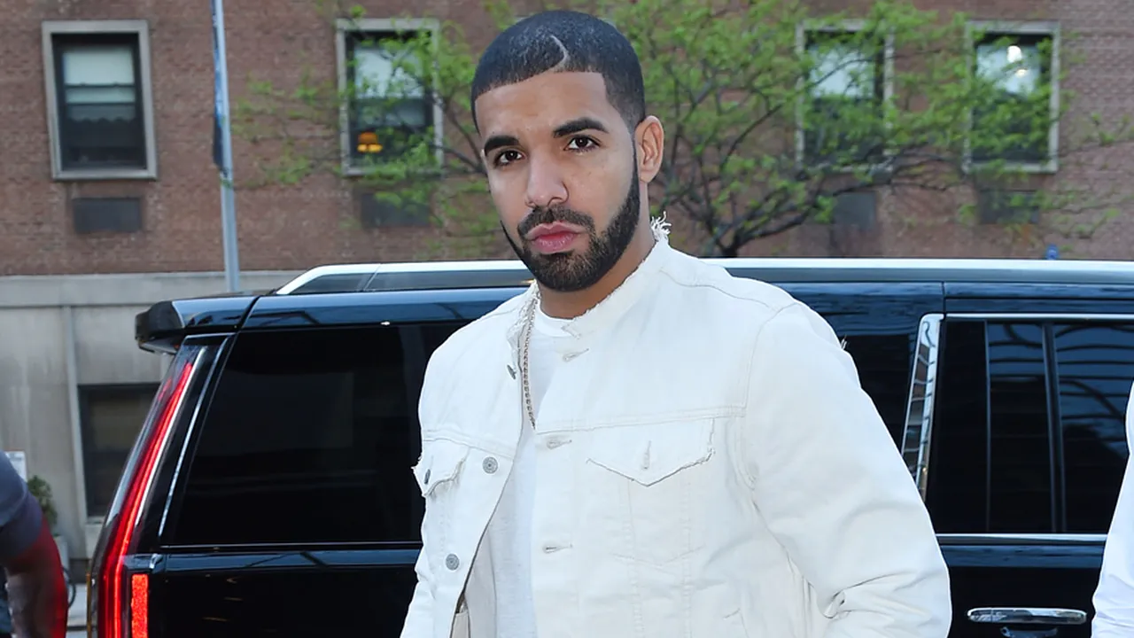 Tampil di Chicago, Drake Kritik Kanye West Dengan Mengubah Lirik Lagu