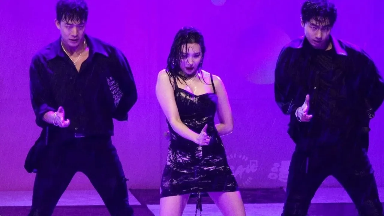Tampil di Tengah Guyuran Hujan, Profesionalitas dan Berat Badan Sunmi Jadi Sorotan