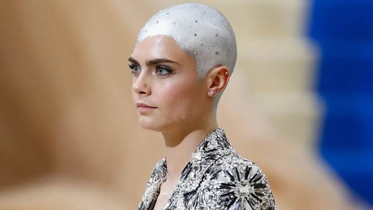 Tampil Dramatis di Cover LOVE Magazine, Cara Delevingne Bikin Pangling!