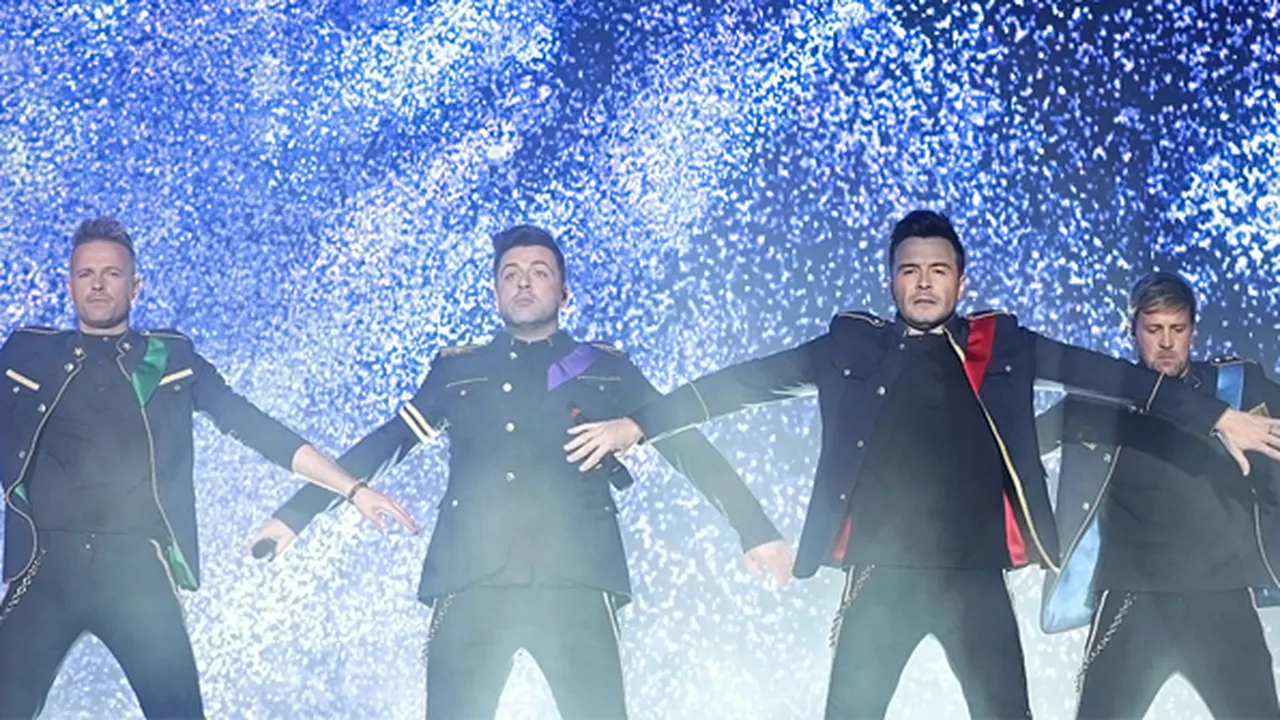 Tampil Energik, Westlife Puaskan 8000 Penonton di Candi Borobudur