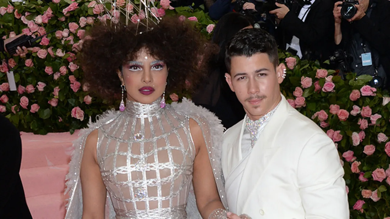 Tampil Perdana di MET Gala Setelah Menikah, Priyanka Chopra - Nick Jonas Ciuman Mesra