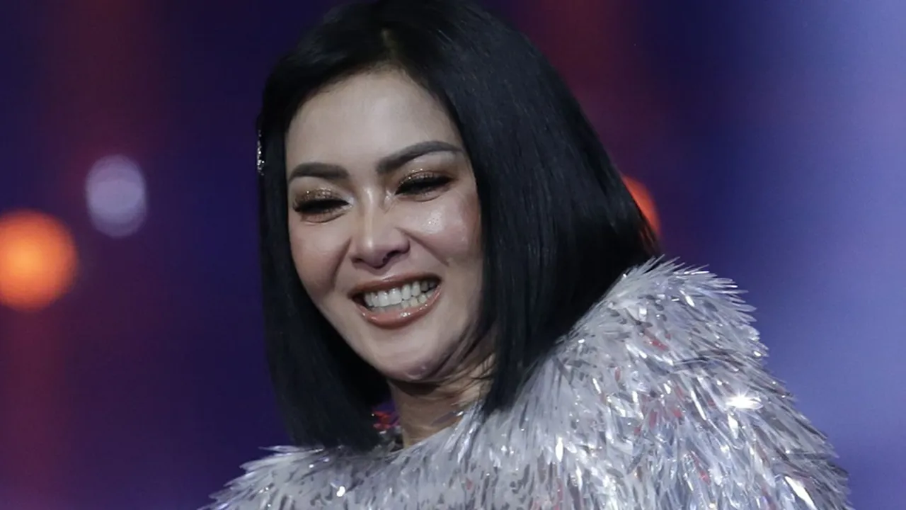 Tampil Pertama Kali di Konser Pasca Menikah, Netizen Tuduh Syahrini Lipsync