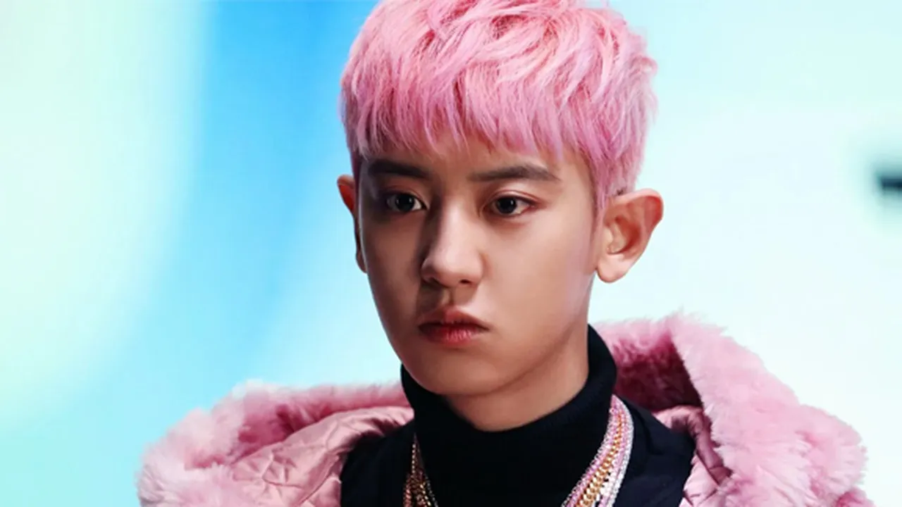 Tampil Serba Pink Saat Syuting MV 'OBSESSION', Visual Chanyeol EXO Ganteng Banget!