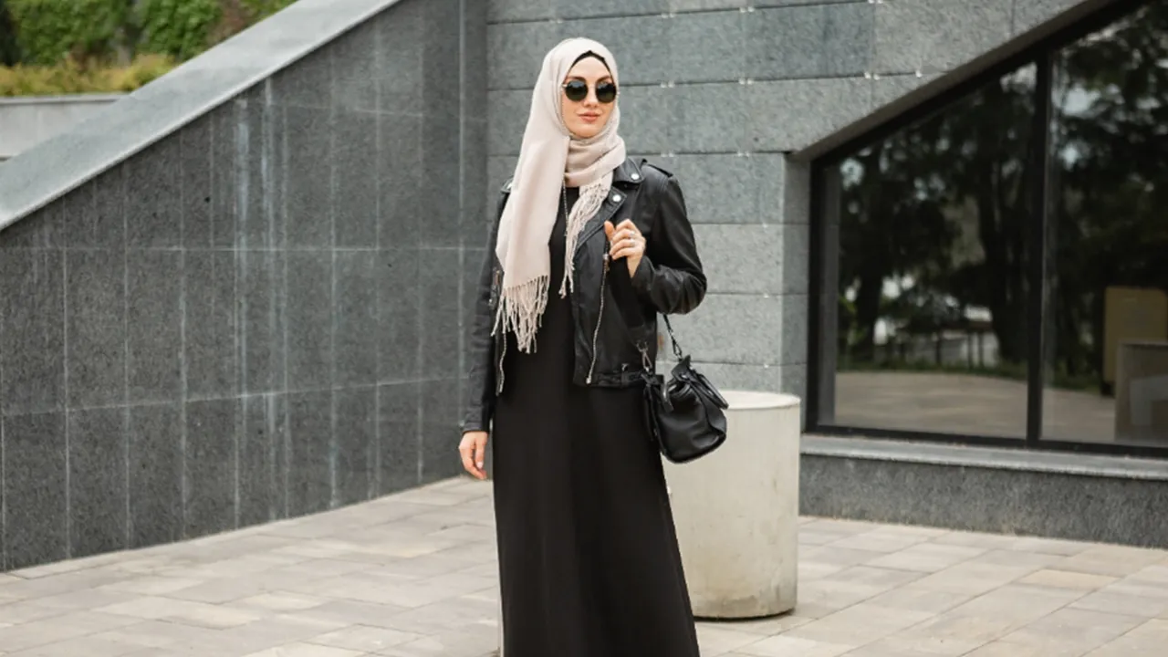 Tampil Simpel tapi Stylish dengan Dress Hitam Hijab saat Lebaran, Ini Caranya!