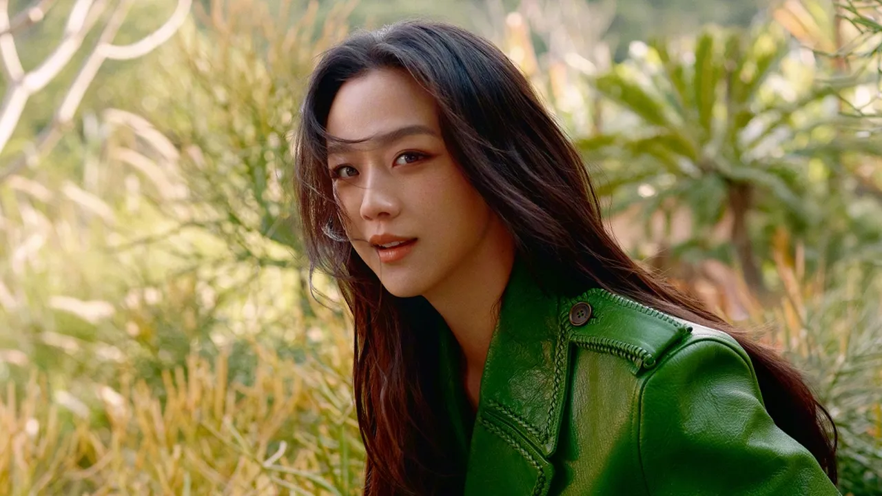 Tang Wei Tampil Unik di Sampul VOGUE China April 2026, Pemotretan di Kebun Sayur Viral