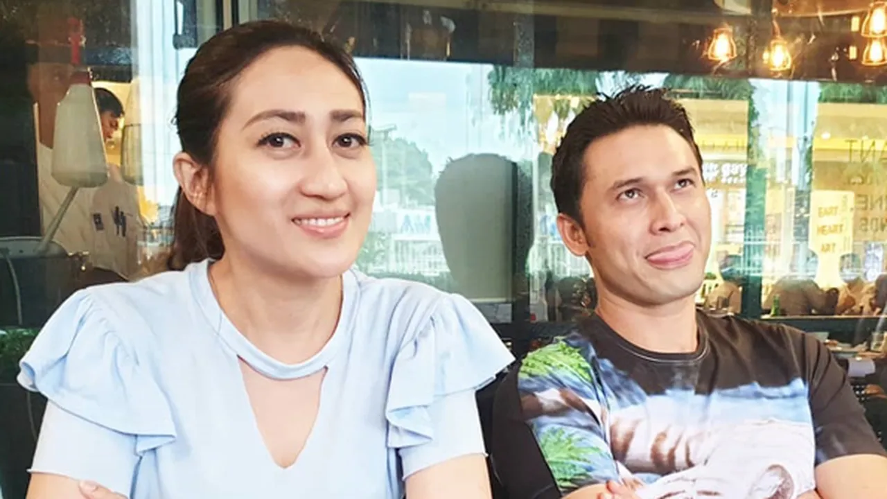 Tangan Digandeng Mesra, Indra Bruggman Goda Sang Mantan