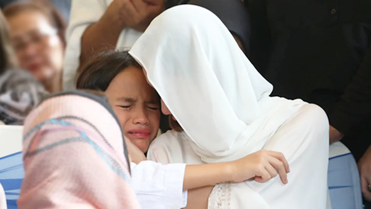 Tangis dan Doa Noah, Putra Bunga Citra Lestari Hantar Ashraf Sinclair saat Pemakaman