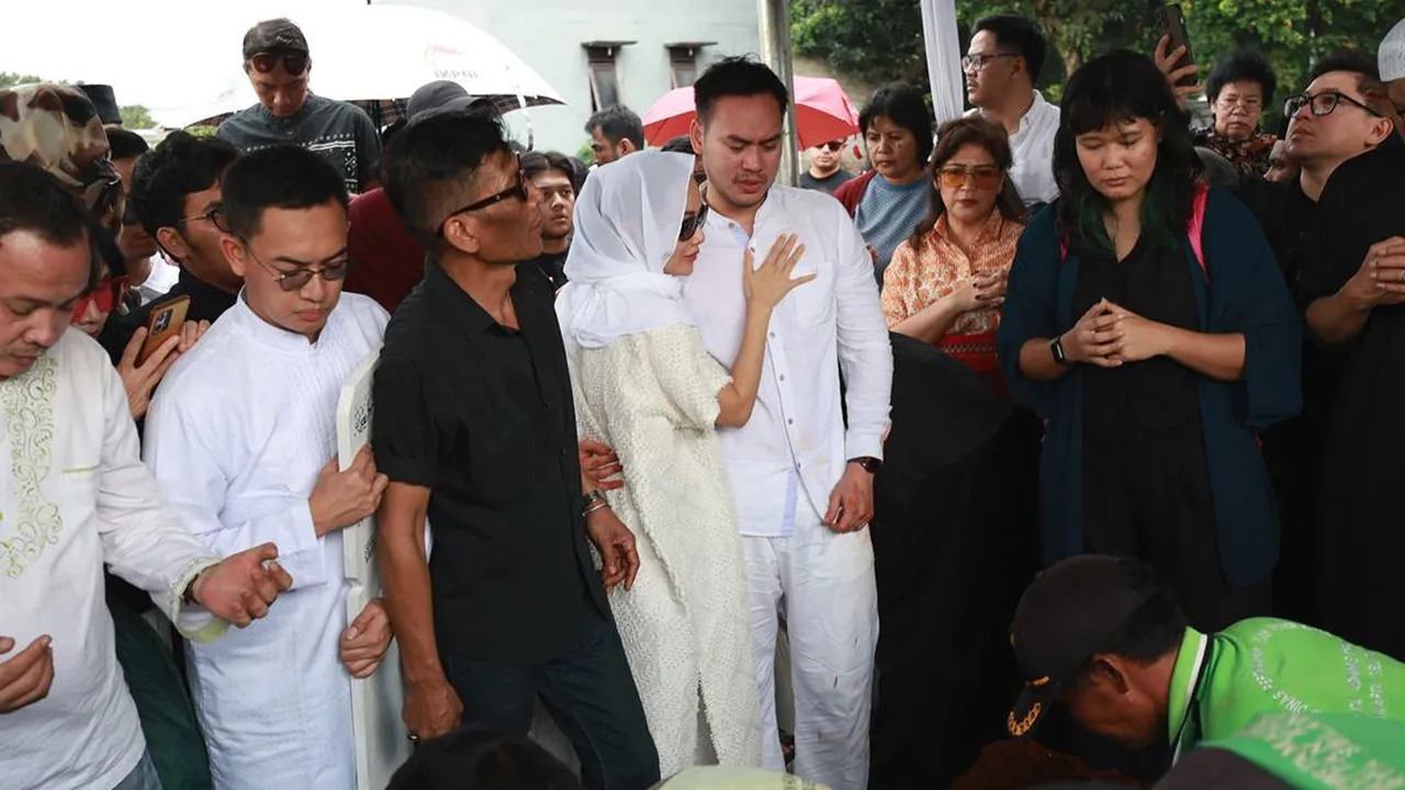 Tangis Keluarga Iringi Pemakaman Ray Sahetapy, Dewi Yull Setia di Samping Makam Tangis Keluarga Iringi Pemakaman Ray Sahetapy, Dewi Yull Setia di Samping Makam