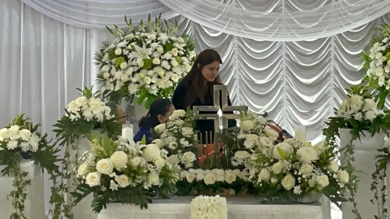 Tangis Marsha Aruan Pecah di Depan Jenazah Ibunda